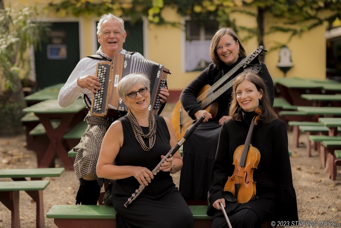 Die vier Musiker*innen von Cremser Selection auf der Bühne